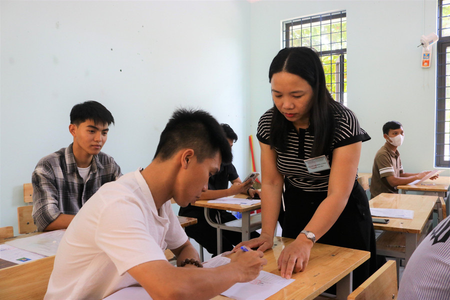 Thí sinh ký vào giấy dự thi và điều chỉnh thông tin. Thí sinh ký vào giấy dự thi và điều chỉnh thông tin.