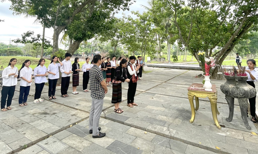 Học sinh bày tỏ lòng biết ơn trước các Anh hùng, liệt sĩ đã hy sinh. Học sinh bày tỏ lòng biết ơn trước các Anh hùng, liệt sĩ đã hy sinh.