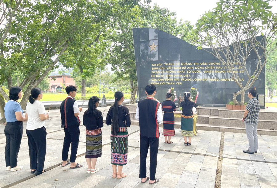 Học sinh đến đặt hoa và dâng hương tại Đài tưởng niệm sinh viên ở khuôn viên Thành cổ. Học sinh đến đặt hoa và dâng hương tại Đài tưởng niệm sinh viên ở khuôn viên Thành cổ.