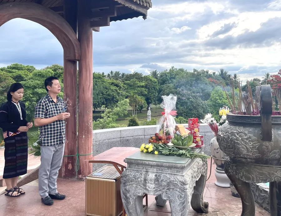 Thầy và trò Trường PTDT nội trú tỉnh Quảng Trị đến dâng hương tri ân liệt sĩ tại Thành cổ Quảng Trị.