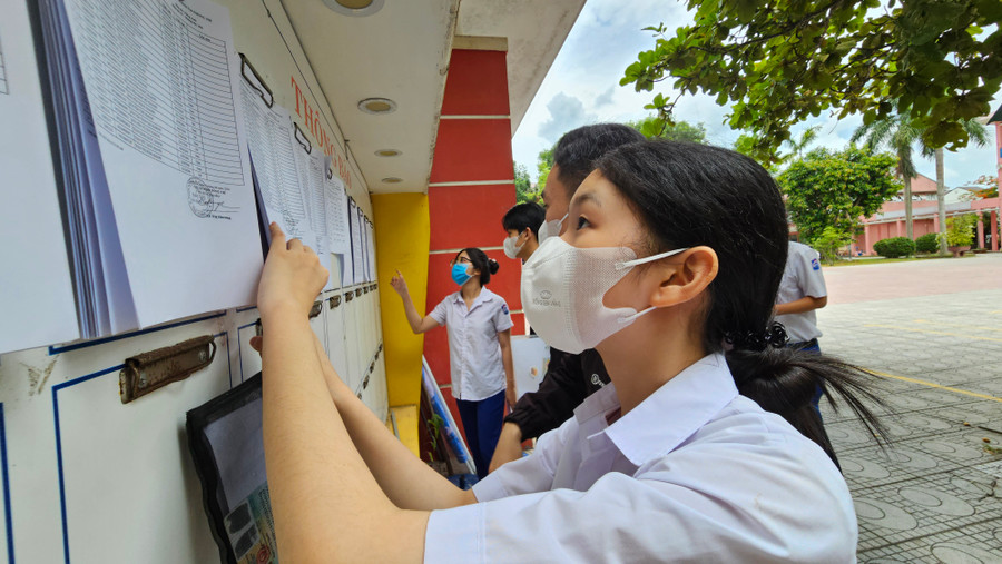 Thí sinh kiểm tra thông tin phòng thi. Thí sinh kiểm tra thông tin phòng thi.