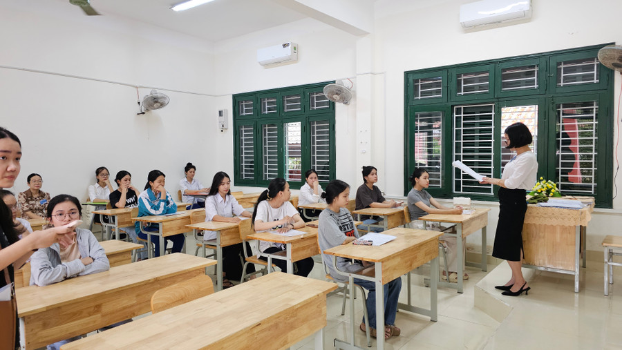 Cán bộ coi thi phổ biến nội quy, quy chế thi. Cán bộ coi thi phổ biến nội quy, quy chế thi.