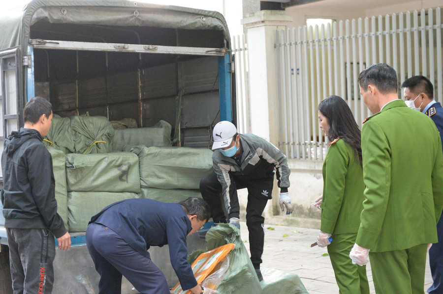 Xe tải chở khoảng 1,3 tấn nội tạng động vật đang phân hủy trên đường đi tiêu thụ.