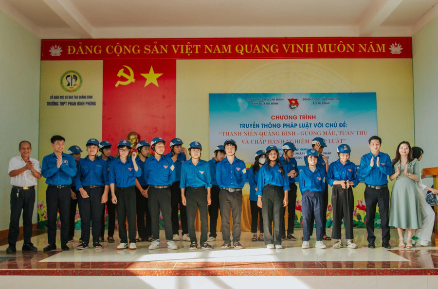 Trao tặng mũ bảo hiểm cho đoàn viên, thanh niên.