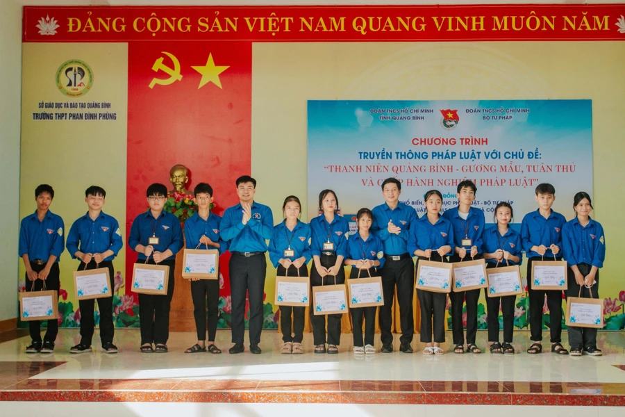 Tặng quà cho đoàn viên, thanh niên Quảng Bình.