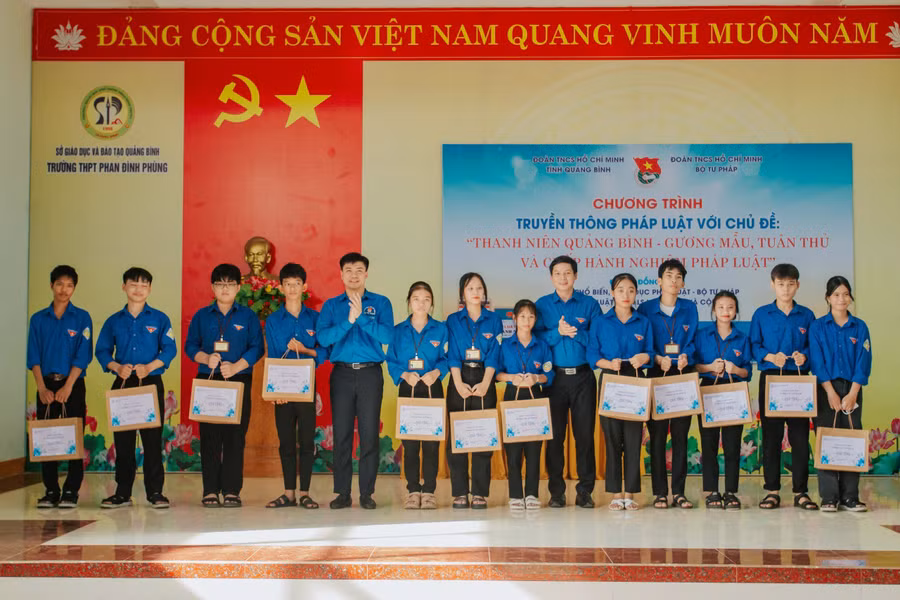 Tặng quà cho đoàn viên, thanh niên Quảng Bình.
