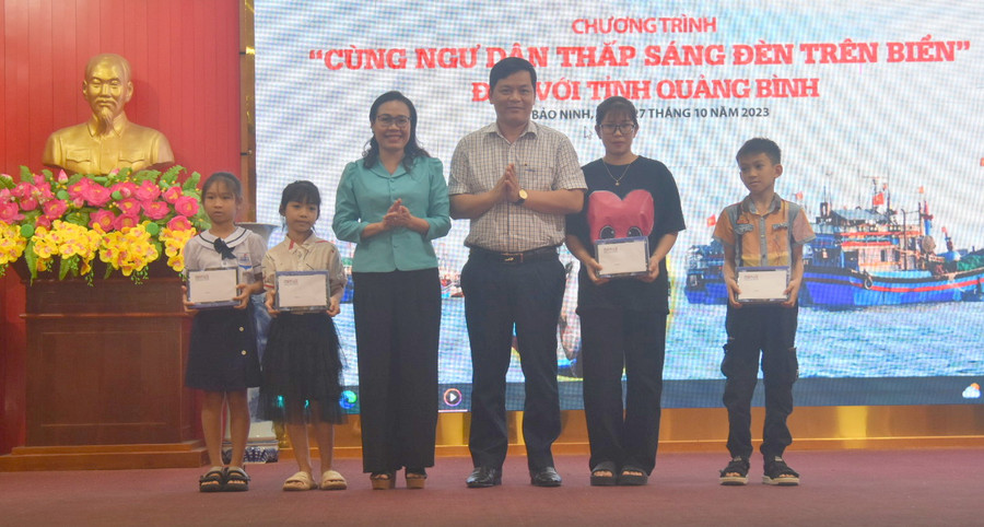 Mỗi suất học bổng dành tặng học sinh trị giá 2 triệu đồng.