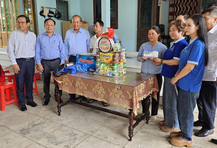 Tặng quà đến các ngư dân khó khăn ở xã Bảo Ninh, TP Đồng Hới.