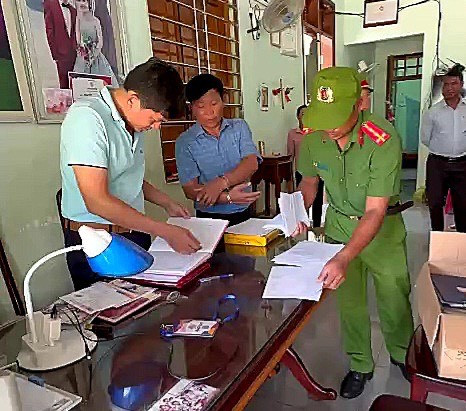 Cơ quan chức năng khám xét nơi ở của ông Nguyễn Văn Sanh (Ảnh: SĐ) Cơ quan chức năng khám xét nơi ở của ông Nguyễn Văn Sanh (Ảnh: SĐ)