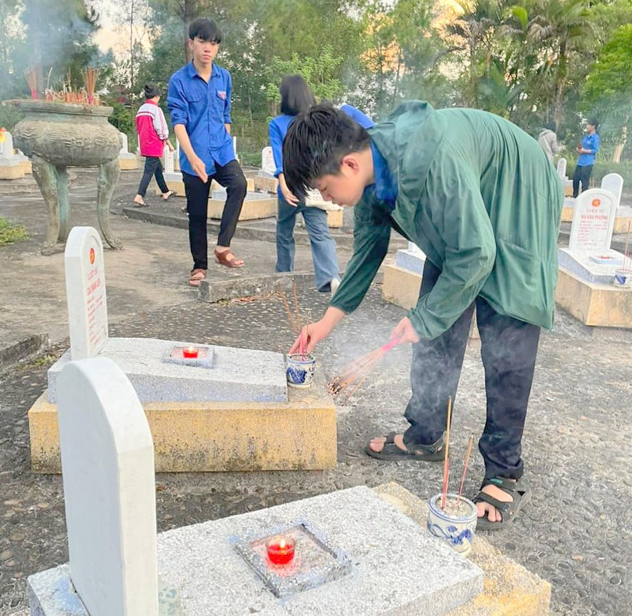 Đoàn viên trường THPT chuyên Đakrông tri ân liệt sĩ. Đoàn viên trường THPT chuyên Đakrông tri ân liệt sĩ.
