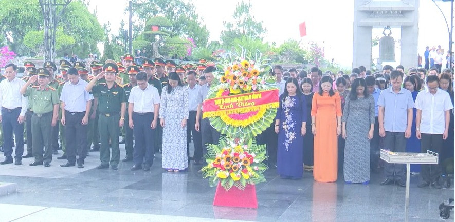 Cán bộ, công chức, viên chức ngành Giáo dục thành phố Đông Hà cũng tổ chức dâng hương, dâng hoa tri ân các Anh hùng, Liệt sĩ. Cán bộ, công chức, viên chức ngành Giáo dục thành phố Đông Hà cũng tổ chức dâng hương, dâng hoa tri ân các Anh hùng, Liệt sĩ.