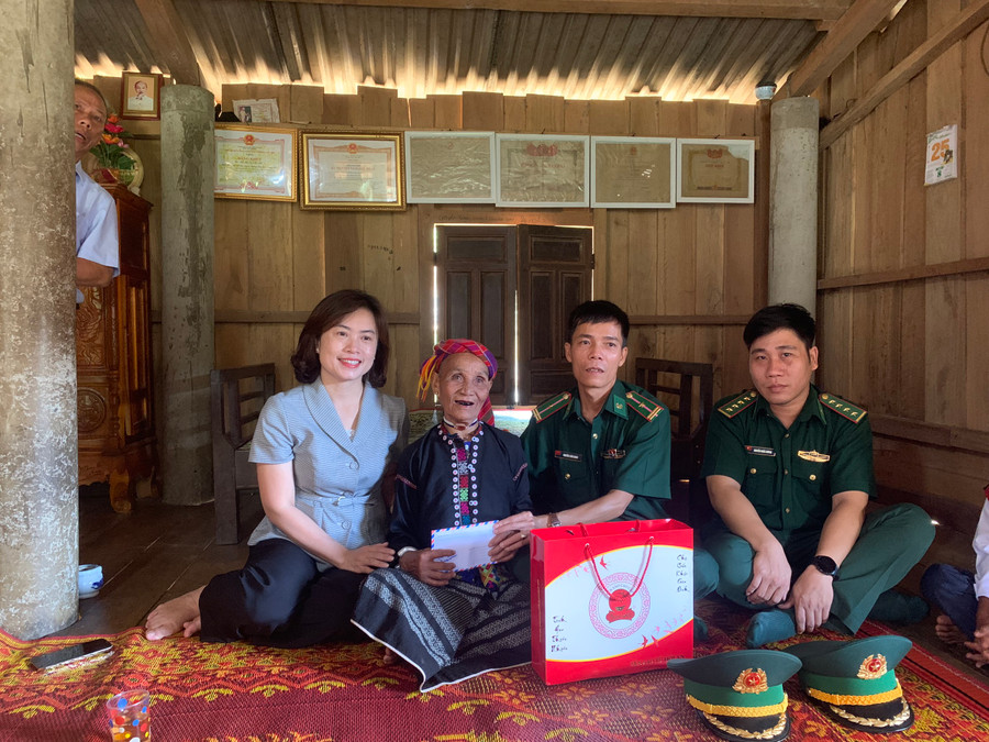 Bà Nguyễn Thị Thanh Nga - Trưởng phòng GD&ĐT huyện Hướng Hóa và cán bộ biên phòng bày tỏ lòng biết ơn đối với mẹ Hồ Thị Đi. Bà Nguyễn Thị Thanh Nga - Trưởng phòng GD&ĐT huyện Hướng Hóa và cán bộ biên phòng bày tỏ lòng biết ơn đối với mẹ Hồ Thị Đi.