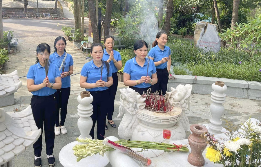 Các giáo viên dâng hương tại Khu tưởng niệm các Anh hùng liệt sĩ ngành Giáo dục tại Nghĩa trang liệt sĩ quốc gia Trường Sơn. Các giáo viên dâng hương tại Khu tưởng niệm các Anh hùng liệt sĩ ngành Giáo dục tại Nghĩa trang liệt sĩ quốc gia Trường Sơn.