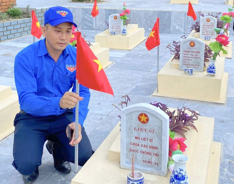 Anh Nguyễn Phương Nam - Bí thư Đoàn trường THPT Đak rông cẩn thận gắn cờ Tổ quốc lên mộ liệt sĩ. Anh Nguyễn Phương Nam - Bí thư Đoàn trường THPT Đak rông cẩn thận gắn cờ Tổ quốc lên mộ liệt sĩ.