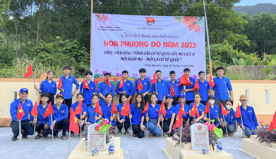 Chiến dịch gắn cờ Tổ quốc lên mộ liệt sĩ “Mỗi ngôi mộ - mỗi lá cờ Tổ quốc” tại nghĩa trang liệt sĩ xã Triệu Nguyên và xã Ba Lòng. Chiến dịch gắn cờ Tổ quốc lên mộ liệt sĩ “Mỗi ngôi mộ - mỗi lá cờ Tổ quốc” tại nghĩa trang liệt sĩ xã Triệu Nguyên và xã Ba Lòng.