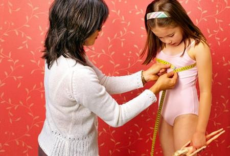 Trẻ dậy thì sớm thường cơ thể sẽ nhỏ, lùn