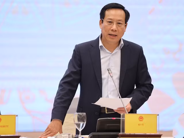 Thứ trưởng Bộ Y tế Lê Đức Luận thông tin, giải đáp các vấn đề liên quan đến ngành y tế - Ảnh: VGP.