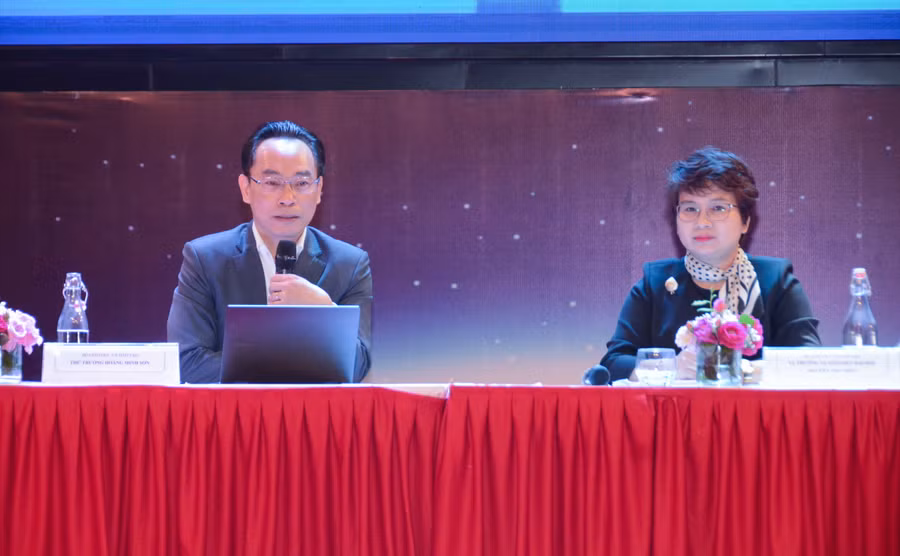 Thứ trưởng Bộ GD&amp;ĐT Hoàng Minh Sơn và PGS.TS Nguyễn Thu Thủy, Vụ trưởng Vụ Giáo dục đại học giải đáp ý kiến của các đại biểu.