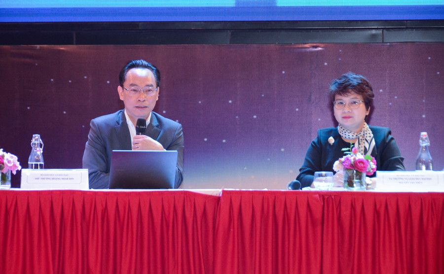 Thứ trưởng Bộ GD&amp;ĐT Hoàng Minh Sơn và PGS.TS Nguyễn Thu Thủy, Vụ trưởng Vụ Giáo dục đại học giải đáp ý kiến của các đại biểu.