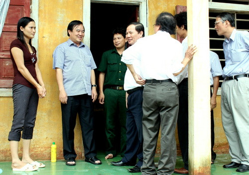 Thứ trưởng đến thăm GV và HS trường Tiểu học xã Phương Mỹ, huyện Hương Khê đang gặp rất nhiều khó khăn khi đi học trở lại sau mưa lũ. Ảnh, gdtd.vn