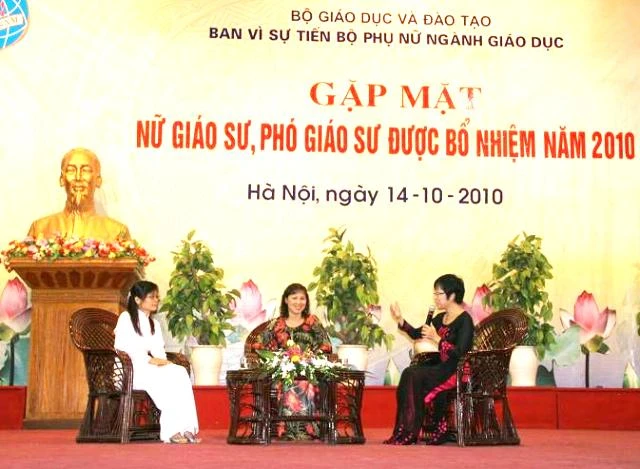 Gặp mặt thân mật 141 nữ GS, PGS được bổ nhiệm năm 2010