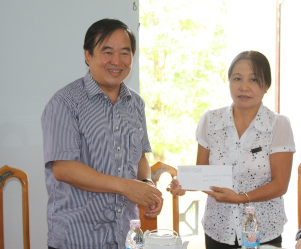 Bộ GD-ĐT cứu trợ vùng lũ Hà Tĩnh ảnh 3