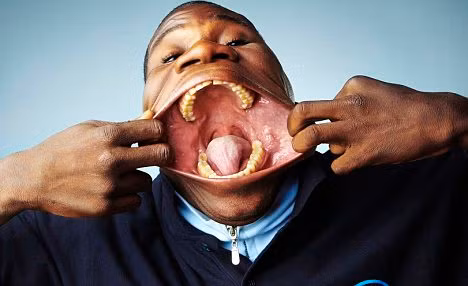 Người đàn ông có cái miệng khủng! (video)