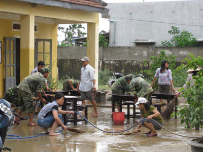 Thầy cô cùng bộ đội vệ sinh bàn ghế đón học sinh (ảnh MH) (Ảnh MH)