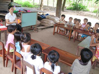 Một lớp học ở buôn làng Tây Nguyên. Ảnh: Thanh Luận