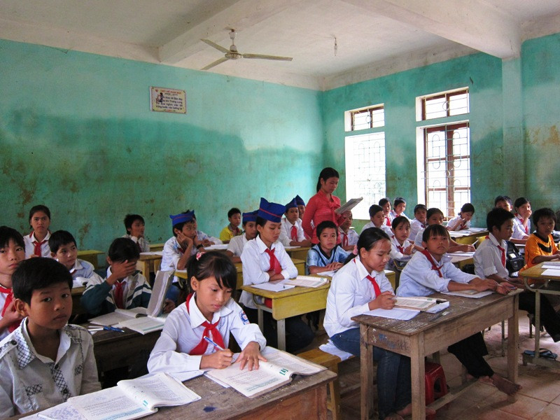 Ghi từ buổi học đầu tiên sau lũ ảnh 2 Vệt nước ngập vẫn còn in trên tường