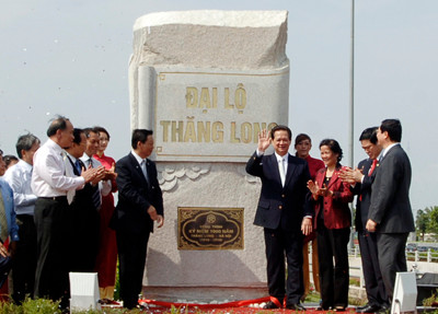 Thủ tướng nhấn mạnh, Hà Nội tiếp tục đầu tư tổ chức quản lý giao thông hiện đại, có thêm nhiều công trình kết cấu hạ tầng giao thông để đáp ứng nhu cầu đi lại của người dân. Thủ tướng nhấn mạnh, Hà Nội tiếp tục đầu tư tổ chức quản lý giao thông hiện đại, có thêm nhiều công trình kết cấu hạ tầng giao thông để đáp ứng nhu cầu đi lại của người dân.