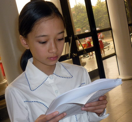 Em Tạ Thanh Huyền, học sinh lớp 8A trường THCS số 1 Bắc Hà - nhóm trưởng giải pháp “Máy làm sạch củ lạc”. Em Tạ Thanh Huyền, học sinh lớp 8A trường THCS số 1 Bắc Hà - nhóm trưởng giải pháp “Máy làm sạch củ lạc”.