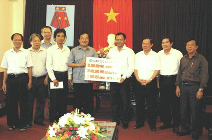 Bộ GD-ĐT cứu trợ vùng lũ Hà Tĩnh ảnh 2