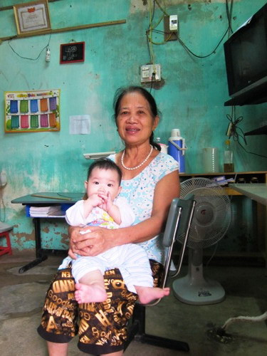 Một số GV nội trú, nhờ bà từ dưới xuôi lên trông cháu để lên lớp Một số GV nội trú, mang bà từ dưới xuôi lên trông cháu để lên lớp