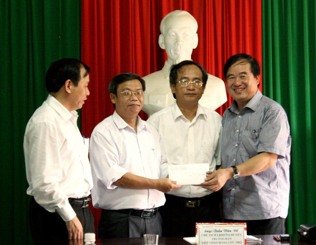 Bộ GD-ĐT cứu trợ vùng lũ Hà Tĩnh ảnh 8