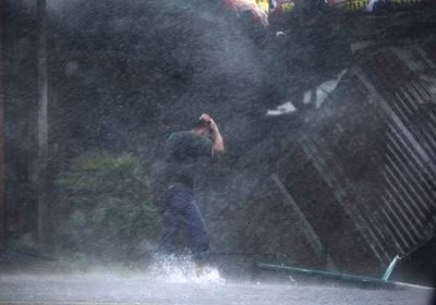 Rất vất vả có thể đi được trong bão