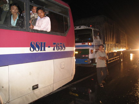 Những chuyến xe nối đua nhau cùng đông đảo hành khách ngóng chờ nước xuống trong đêm. (ảnh chụp lúc 21h ngày 5/10) Những chuyến xe nối đua nhau cùng đông đảo hành khách ngống dài chờ nước xuống trong đêm, ảnh chụp lúc 21h ngày 5/10