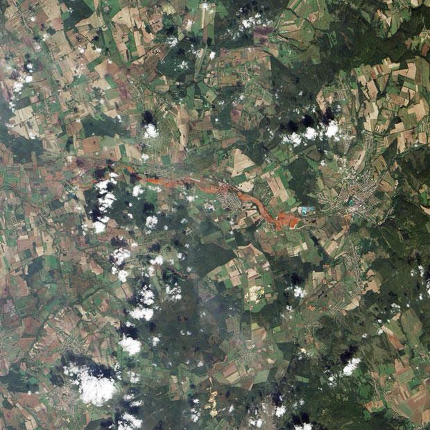 Những hình ảnh ấn tượng trong tuần ảnh 6 The Advanced Land Imager on NASA’s Earth Observing-1 satellite captured this natural-colour image of the area around the Ajkai Timfldgyar alumina plant in western Hungary, where a corner wall of a waste-retaining pond broke, releasing a torrent of toxic red sludge down a local stream. Several nearby towns were inundated, including Kolontar and Devecser, where the sludge was up to 6.5 feet deep in places