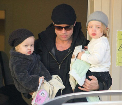 Brad Pitt cùng cặp song sinh tới Budapest thăm Angelina ảnh 1 Pitt bế hai con tới Hungary để gia đình được đoàn tụ