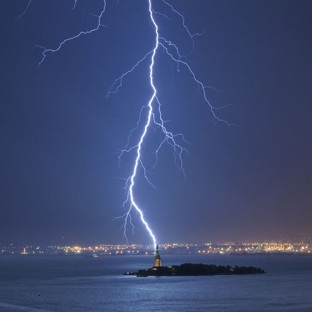 Những hình ảnh ấn tượng trong tuần ảnh 1 A lightning bolt appears to strike the Statue of Liberty. The moment was captured by New York photographer Jay Fine who spent the night braving the storm in Battery Park City, Manhattan, in a bid to get the perfect picture. Jay spent nearly two hours poised with his camera and took more than 80 shots before striking lucky with this particular bolt of lightning at 8.45pm on September 22