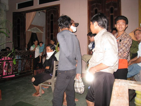 Ngôi nhà nhỏ của chị Trần Thị Xây trở thành ngôi “nhà trọ” ấm áp cho những người đi đường. (ảnh chụp lúc 21giờ 30 ngày 5/10) Ngôi nhà nhỏ của chị Trần Thị Xây trở thành ngôi “nhà trọ” ấm áp cho những người đi đường, ảnh chụp lúc 21giờ 30 ngày 5/10