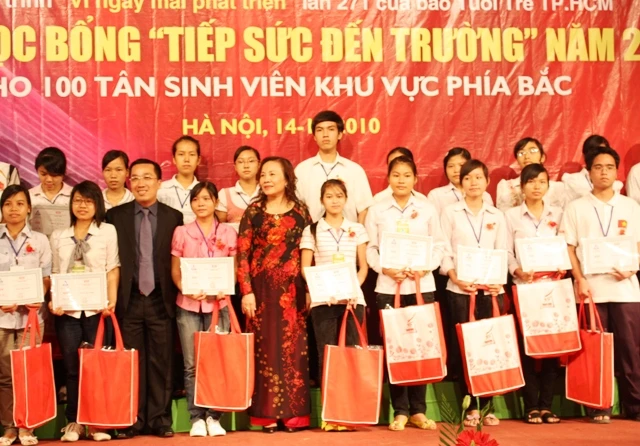 &quot;Tiếp sức đến trường&quot; gương vượt khó học tập