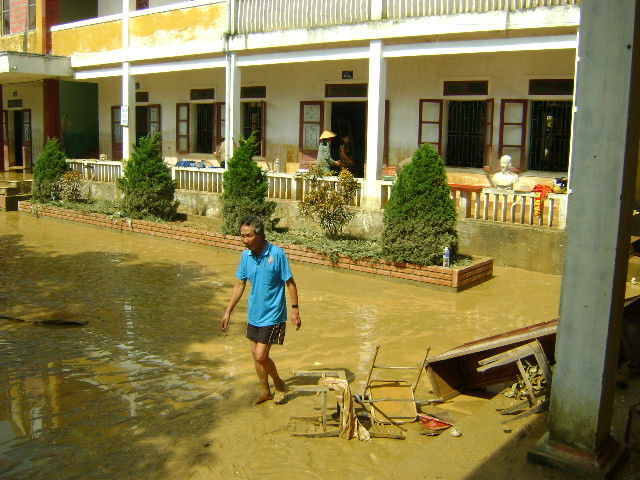 &quot;Hậu lũ&quot; tại một trường tiểu học ảnh 1