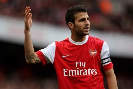 HLV Wenger nghi ngờ khả năng ra sân của Cesc Fabregas tại Champions League