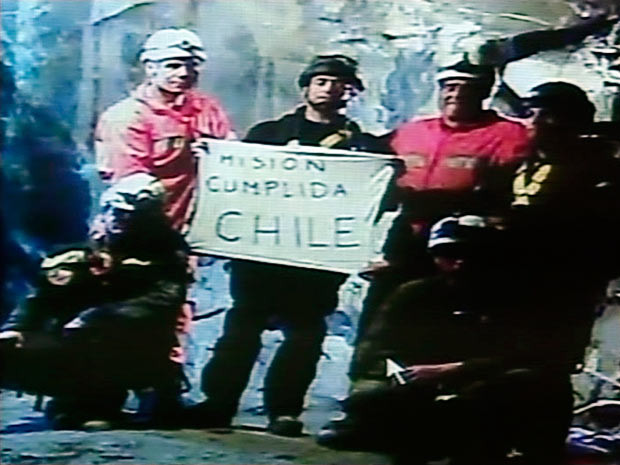 Những hình ảnh ấn tượng trong tuần ảnh 20 Rescuers holding up a sign reading