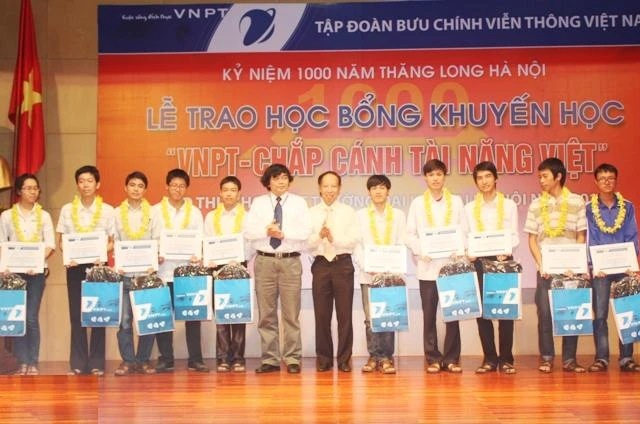 Trao học bổng VNPT chắp cánh tài năng Việt 2010