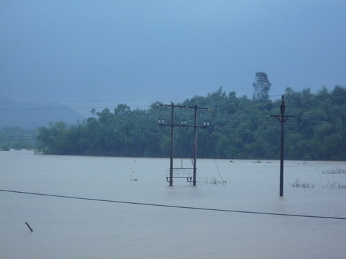 Nước lũ ngập gần nửa cột điện ở Hương Sơn