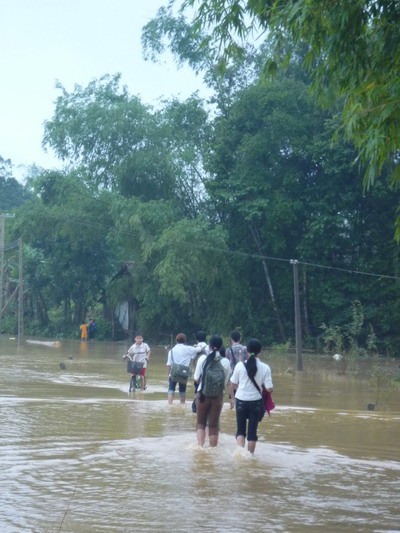 Vượt lũ đến trường
