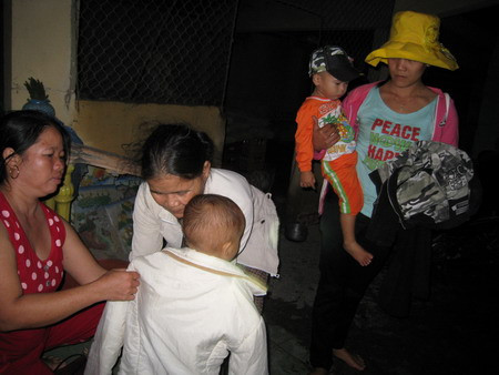 Hai bà cháu Nguyễn Thị Bích và mẹ con chị Thái Thanh Hoa được chị chủ nhà Trần Thị Xây chăm nom với tình thương cảm, sự sẻ chia trong đêm mưa lũ. (ảnh chụp lúc 21giờ 30 ngày 5/10) Hai bà cháu Nguyễn Thị Bích và mẹ con chị Thái Thanh Hoa được chị chủ nhà Trần Thị Xây chăm nom với tình thương cảm, sự sẽ chia trong đêm mưa lũ, ảnh chụp lúc 21giờ 30 ngày 5/10.