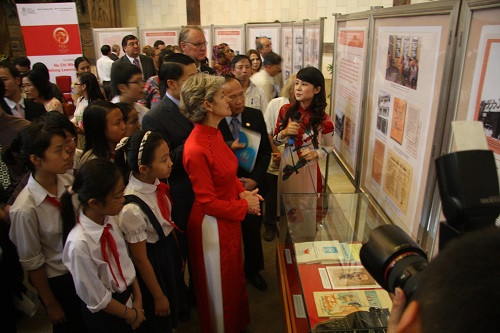 Bà Irina Bokova tham quan triển lãm